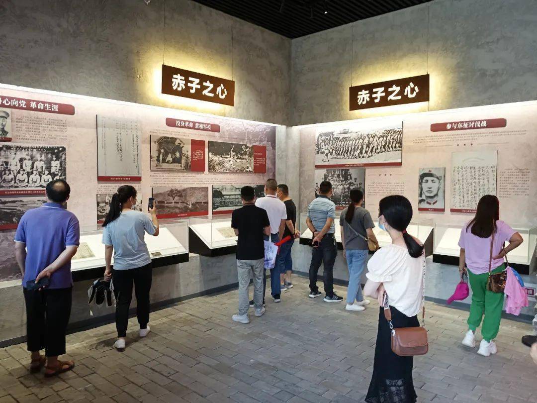 干部职工在连州市博物馆《光辉历程——连州人民革命史展览》展厅观展
