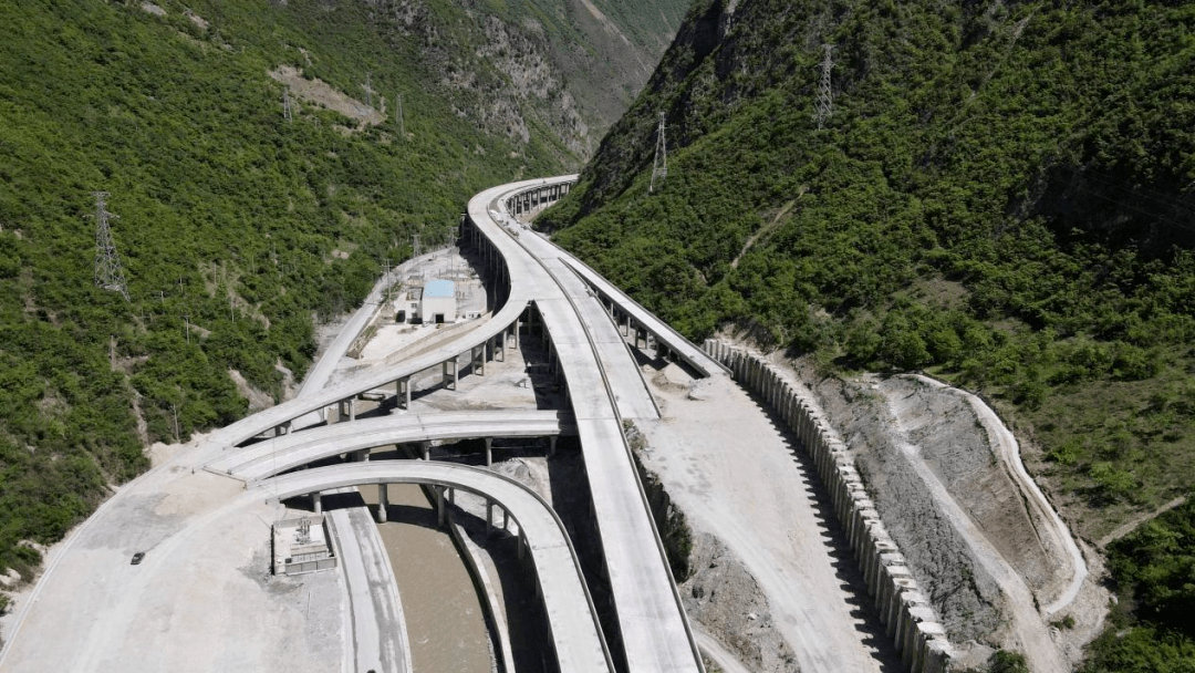 九绵高速九寨沟段累计完成路基工程填挖方76.9%,桥梁桩基98.