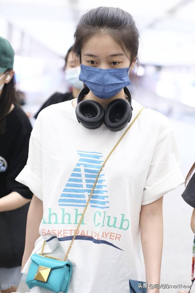 街拍张雪迎白tee运动短裤小白鞋清纯休闲