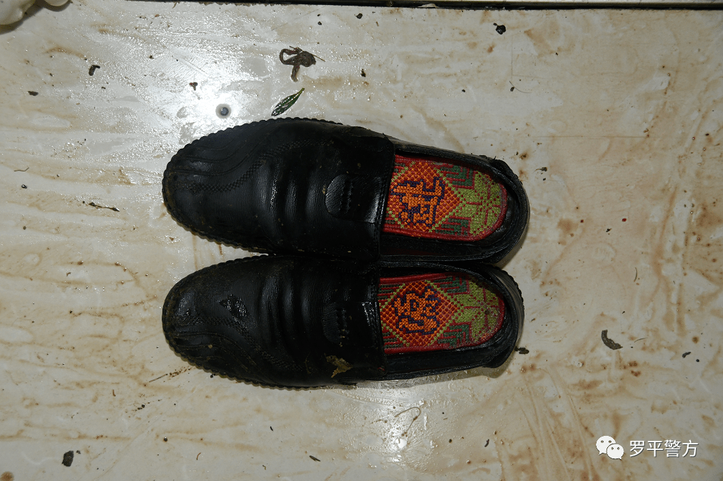 一条黑色休闲长裤,腰系黑色皮带,皮带上面挂着钥匙一串,脚穿黑色皮鞋