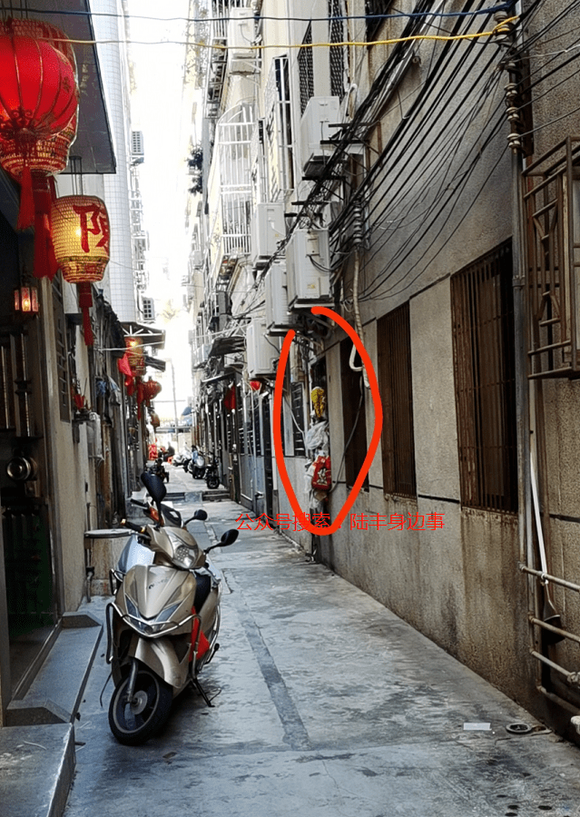 陆丰一住户窗户塞满垃圾袋,这是啥操作?_碣石_校门_巷子