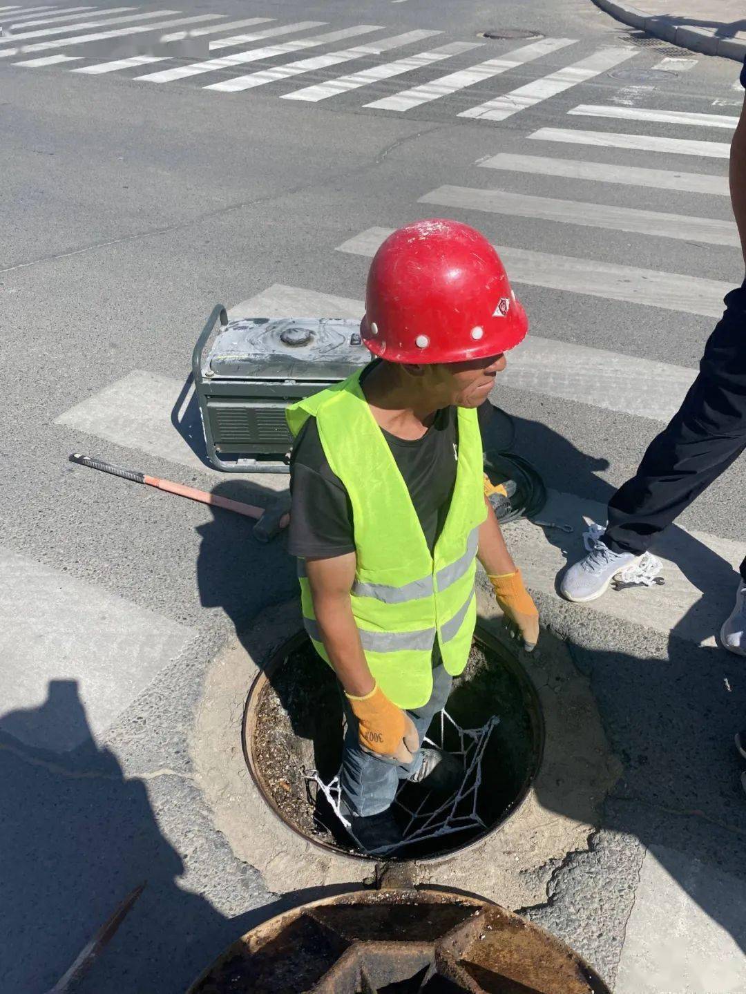 安装井盖防坠网保障居民脚下安全