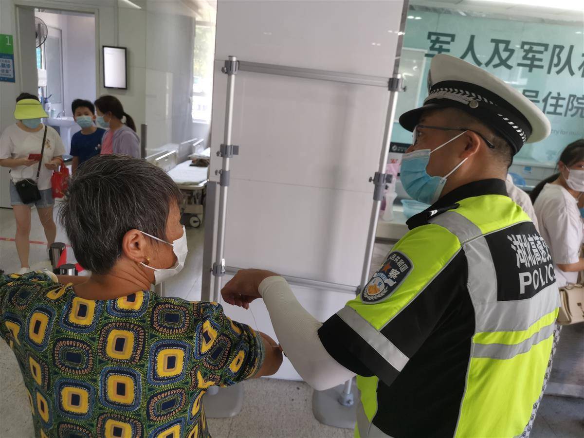 紧急!农妇被毒蛇咬伤 湖北高速交警江夏大队民警一路护送就医_伤者_武昌收费站_抢救