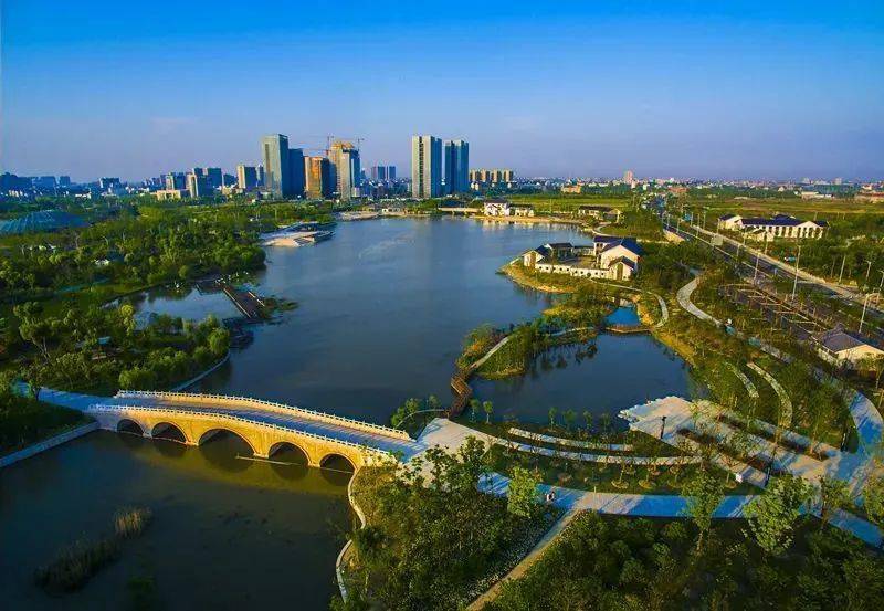 逛逛明湖公园,玩转平湖国际游购小镇游览"江南故宫"莫氏庄园,泛舟在
