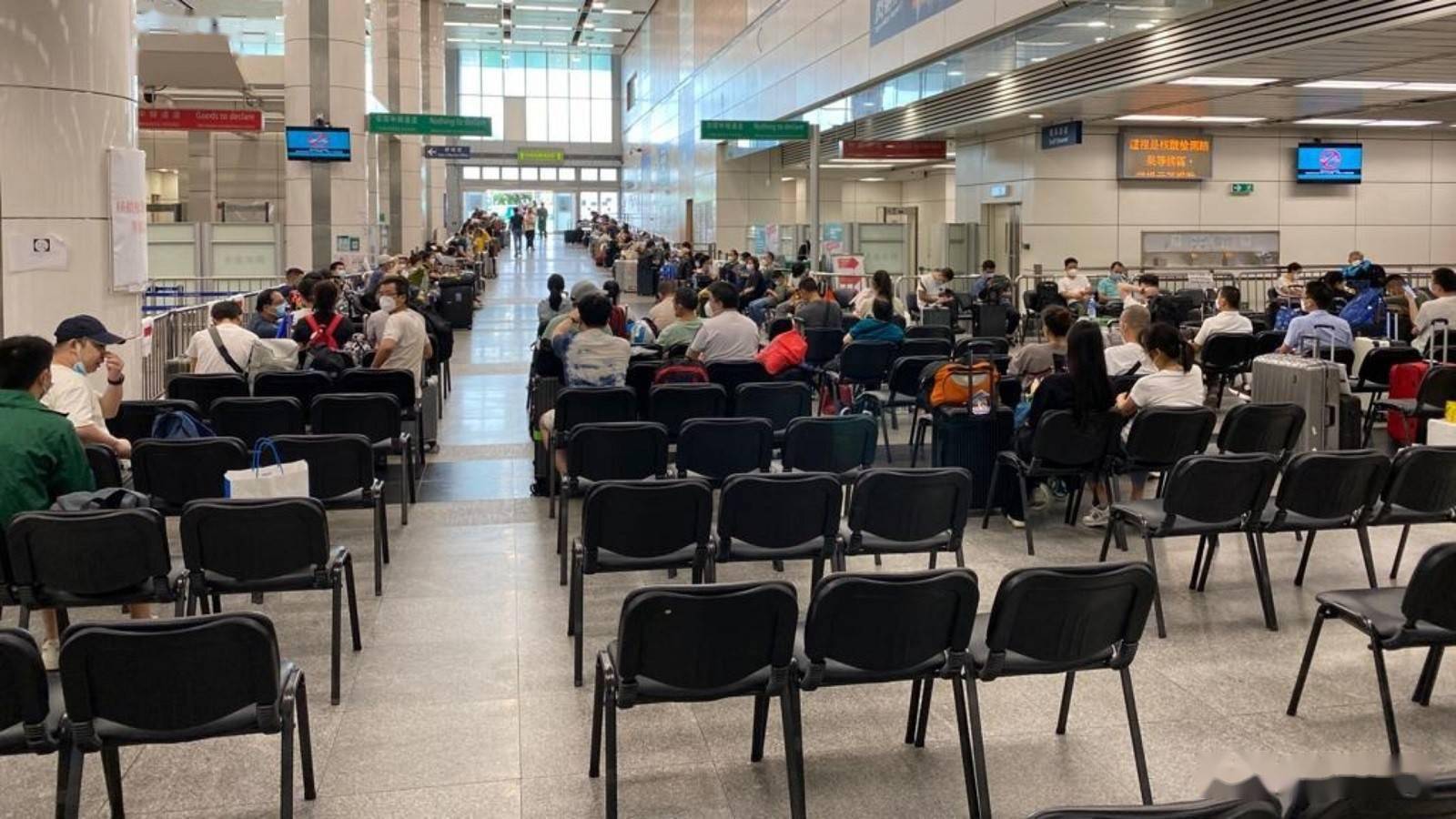 深圳湾口岸检测排长龙，入境处贴心增设关爱座给旅客休息