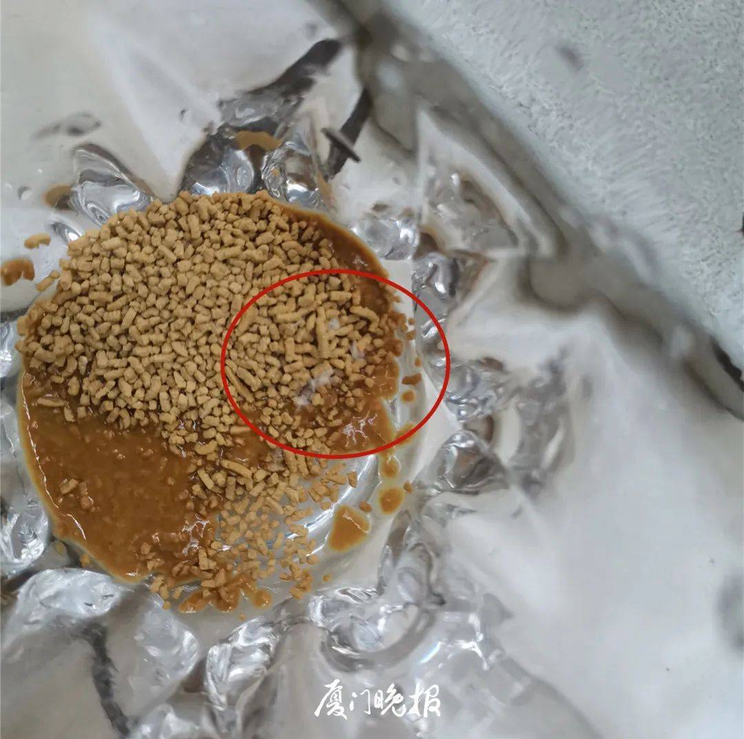 打开连花清瘟颗粒惊现白色絮状物市民怀疑药品发霉药师是它惹的祸
