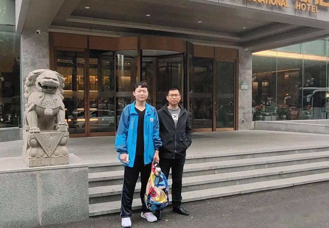 褚恒(左)与班主任程建强老师在招飞体检现场合影祝贺储恒同学!
