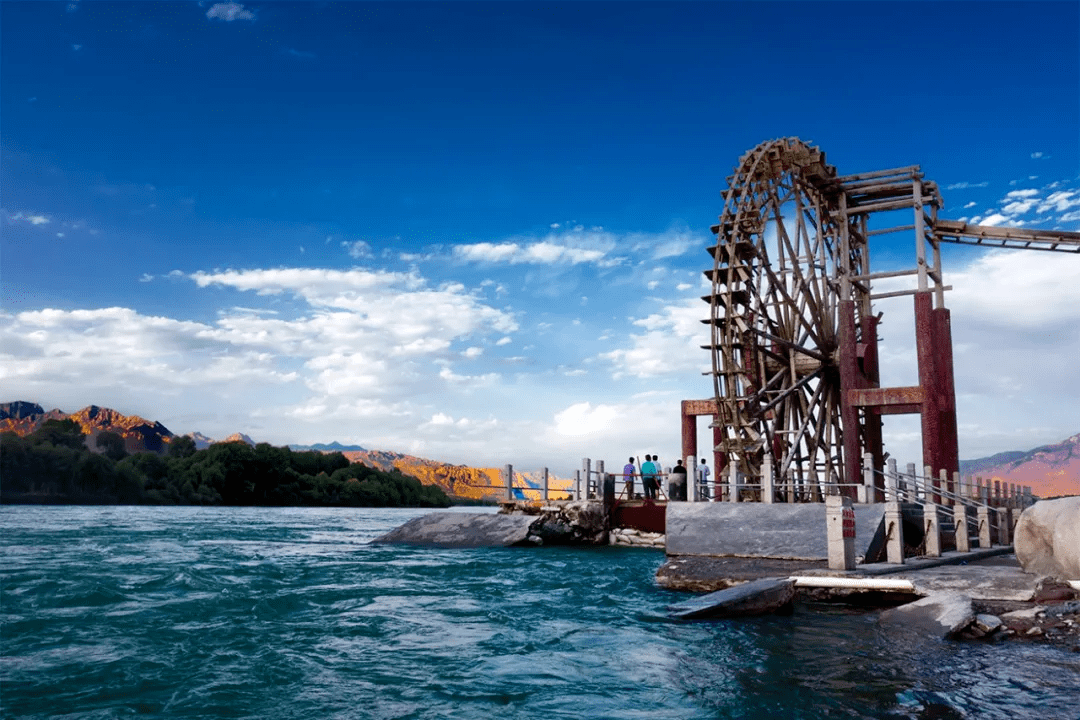 九曲黄河十八弯走进河湟谷地欣赏高原上的碧水丹山