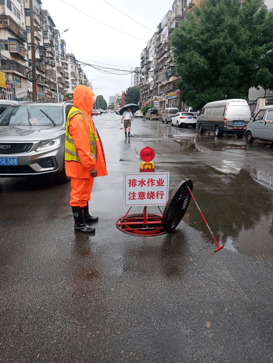 昨天夜間,我市北部地區出現小雨,其它地區中雨,個別點大雨.