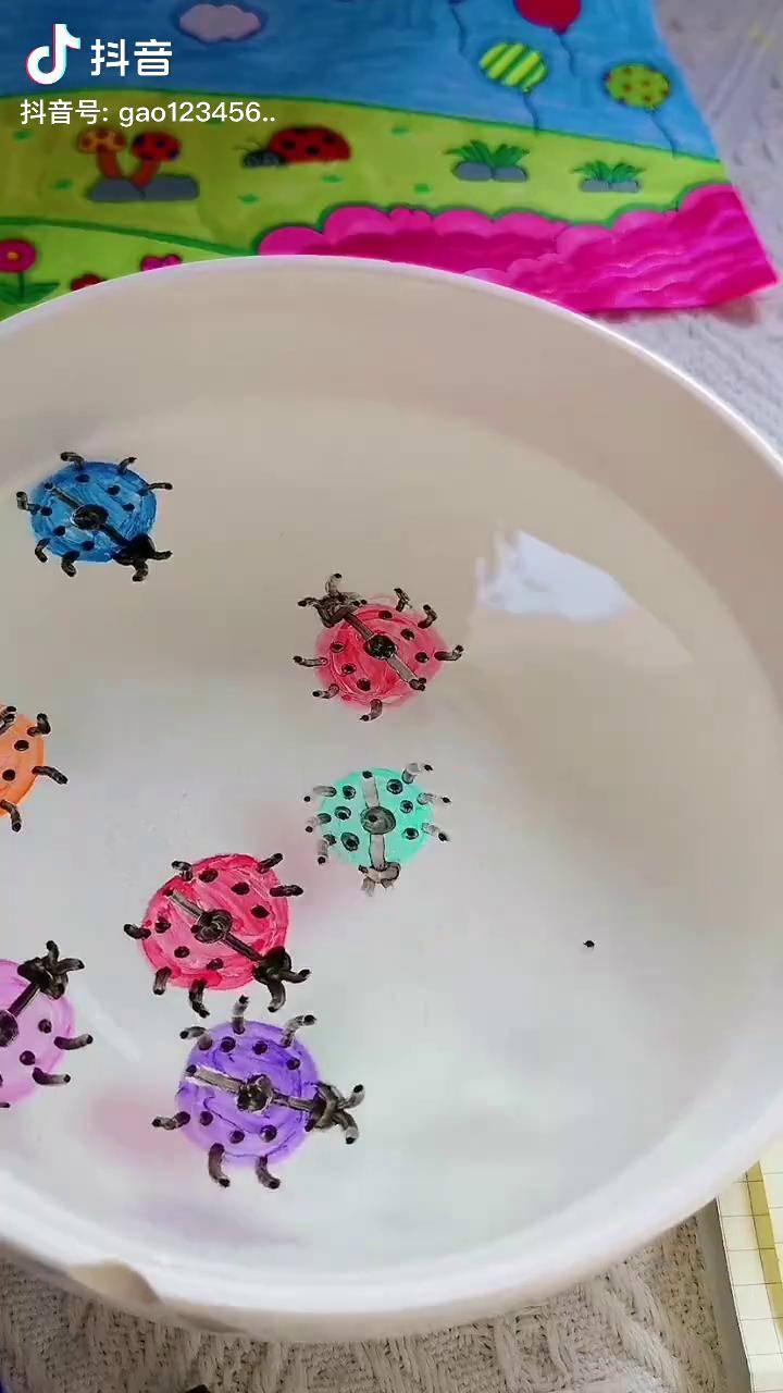 一起来画漂浮在水上的七星瓢虫吧,水上漂浮画