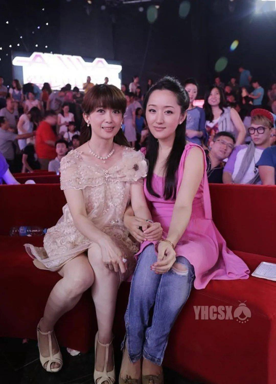 孟庭苇杨钰莹罕见同框,一个穿紧身裙挺甜,一个穿宽松裙好优雅_造型