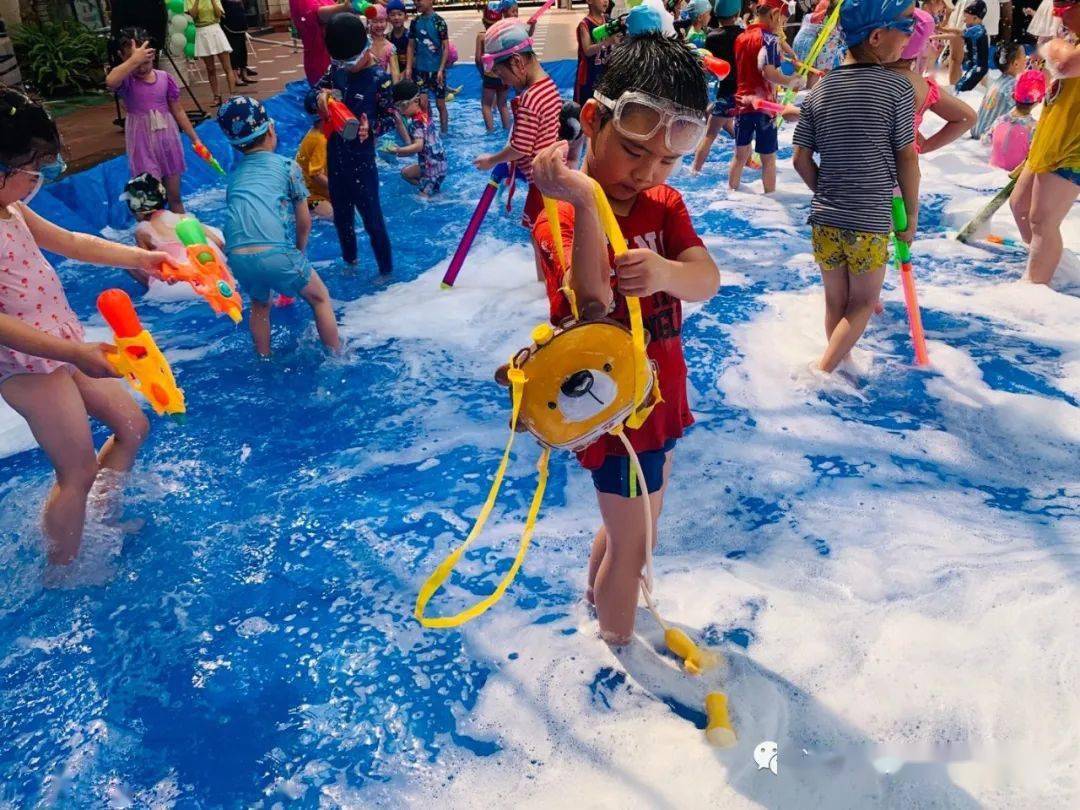 精彩瞬间清凉一夏水枪大战英伦幼稚园夏日玩水日