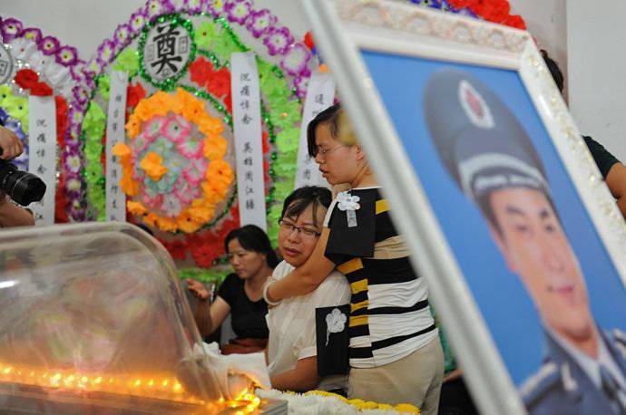 2012年7月5日,一场特殊的授衔仪式在海门市殡仪馆举行,授衔者周江疆