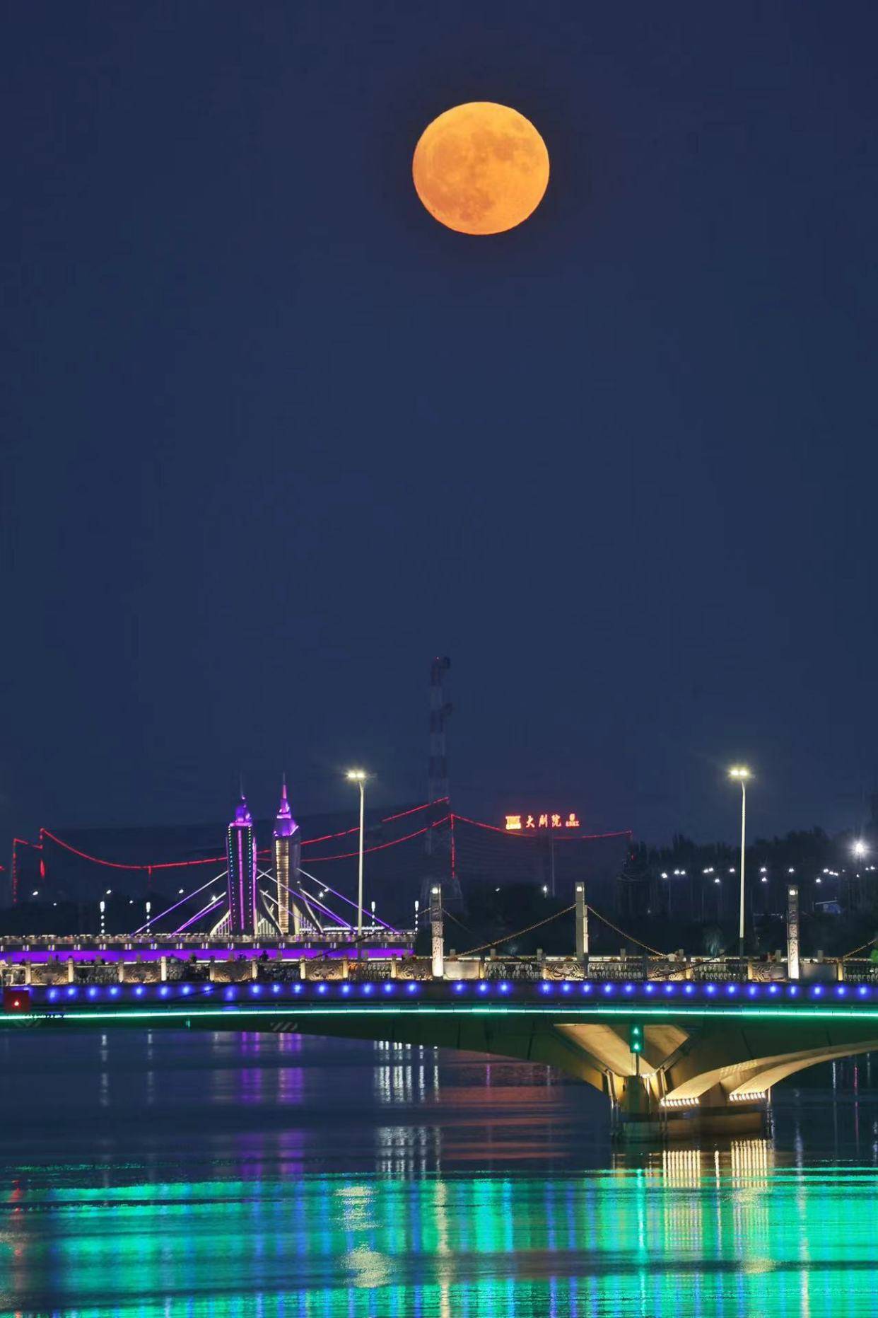 超级月亮今天晚上本年度最大满月亮相北京夜空