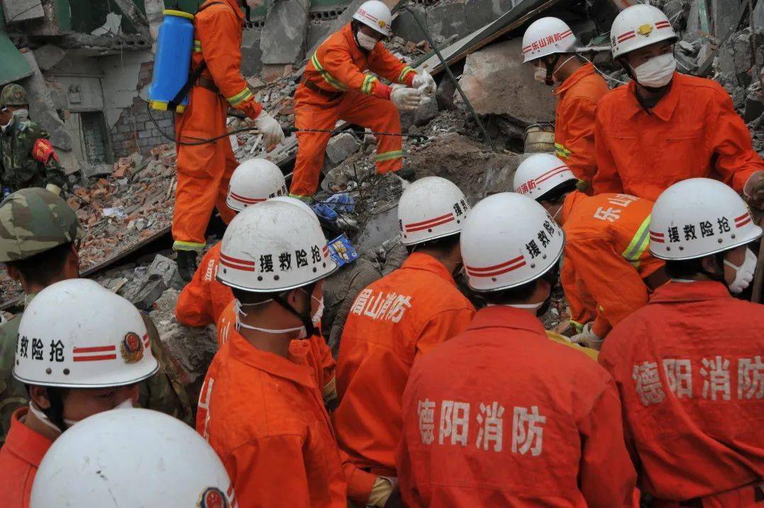 公开征集512汶川特大地震抗震救灾中消防指战员的事迹材料和照片