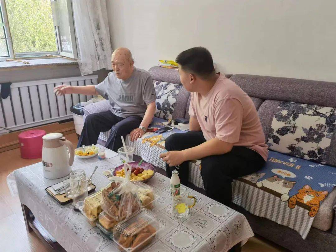 阳明区黑龙江大学的陈然同学,参与阳明社区疫情防控工作,通过电话问询