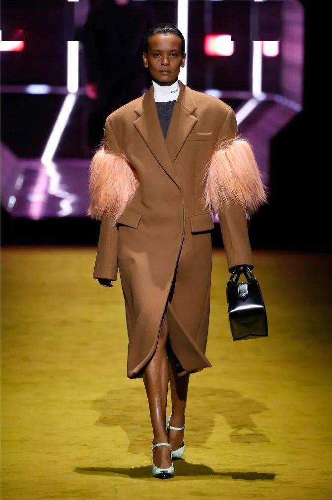 prada普拉达2022秋冬女装系列发布秀