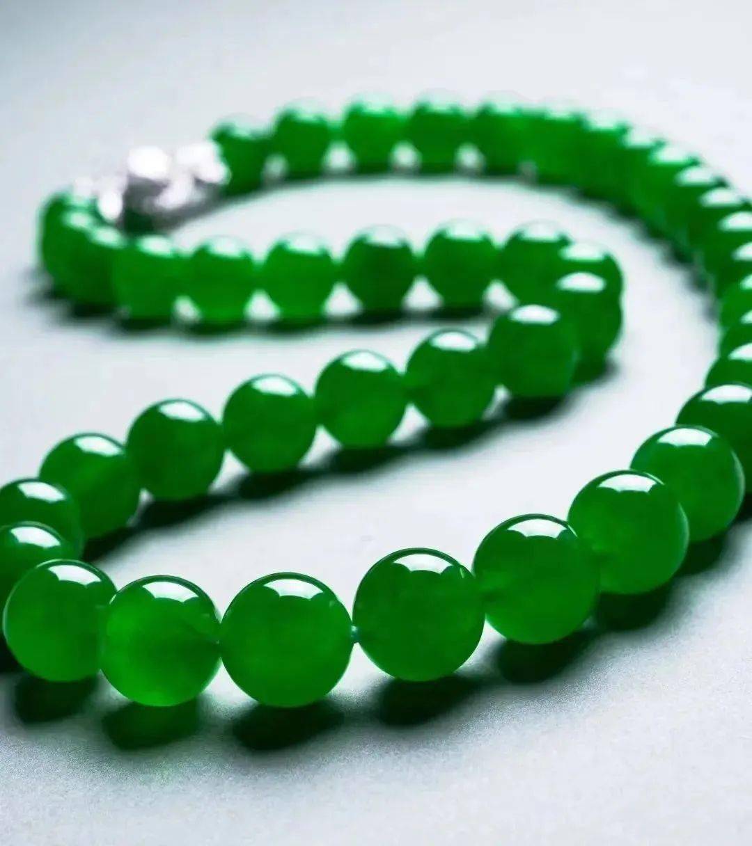 翡翠珠链再次封神香港保利一条珠链拍出五千多万历年最高