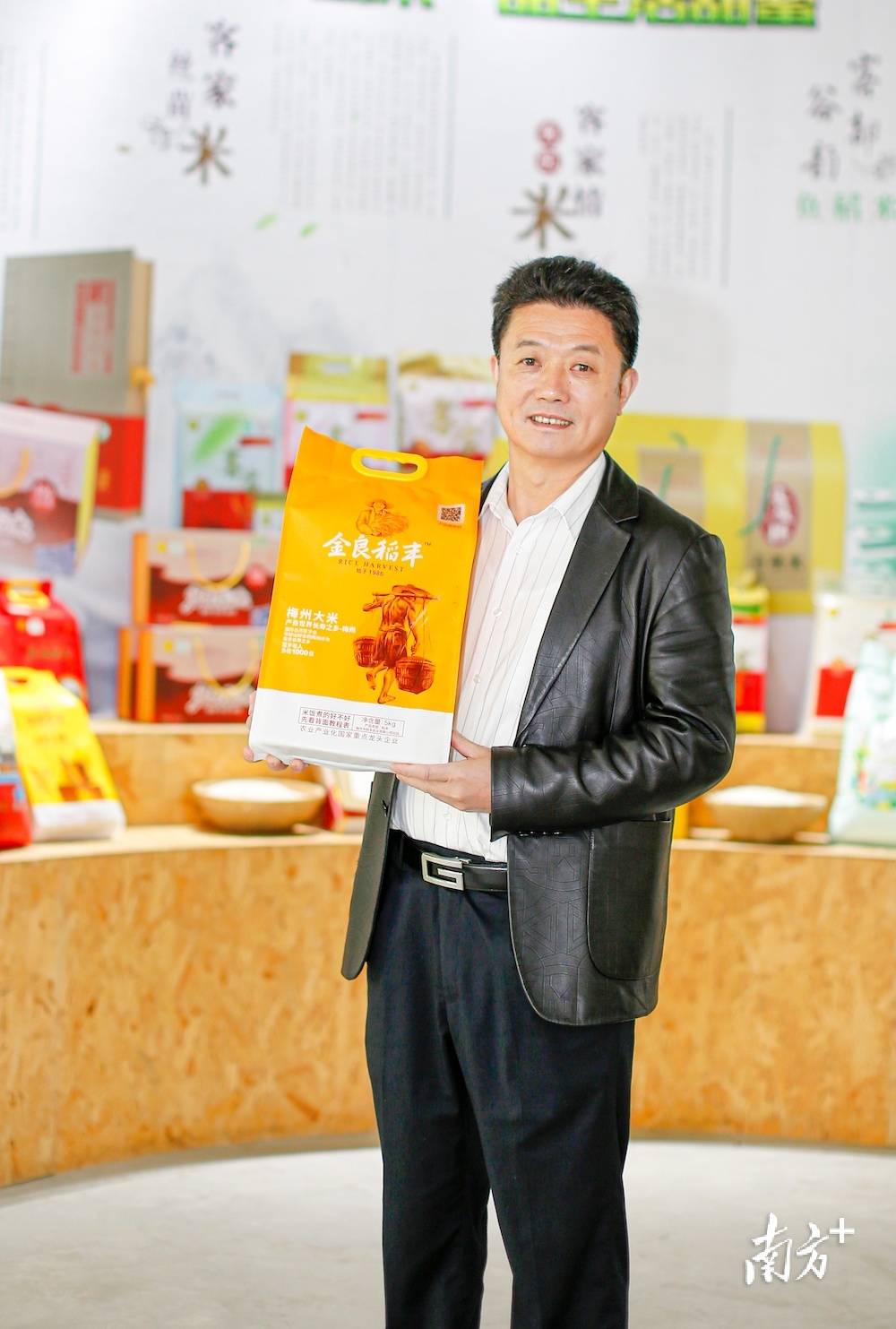 端稳"饭碗" 守好"粮仓"梅州市稻丰实业有限公司董事长 邓琪廖平元