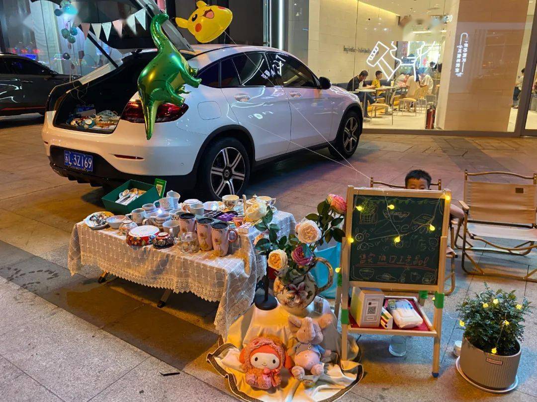 记者实拍!丹阳"后备箱夜市"火了!有人一晚上竟赚了……_女士_市民_摊