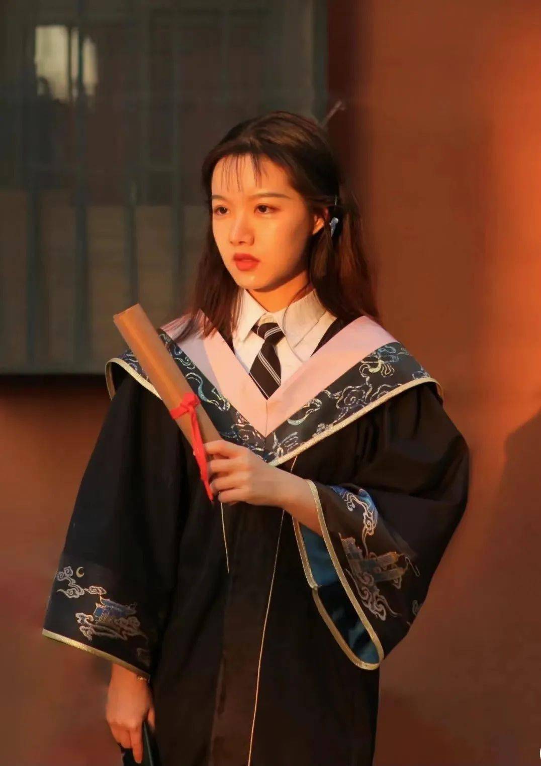 2022绝美学士服又双叒火了还没量产就抢着要到底是什么神仙设计