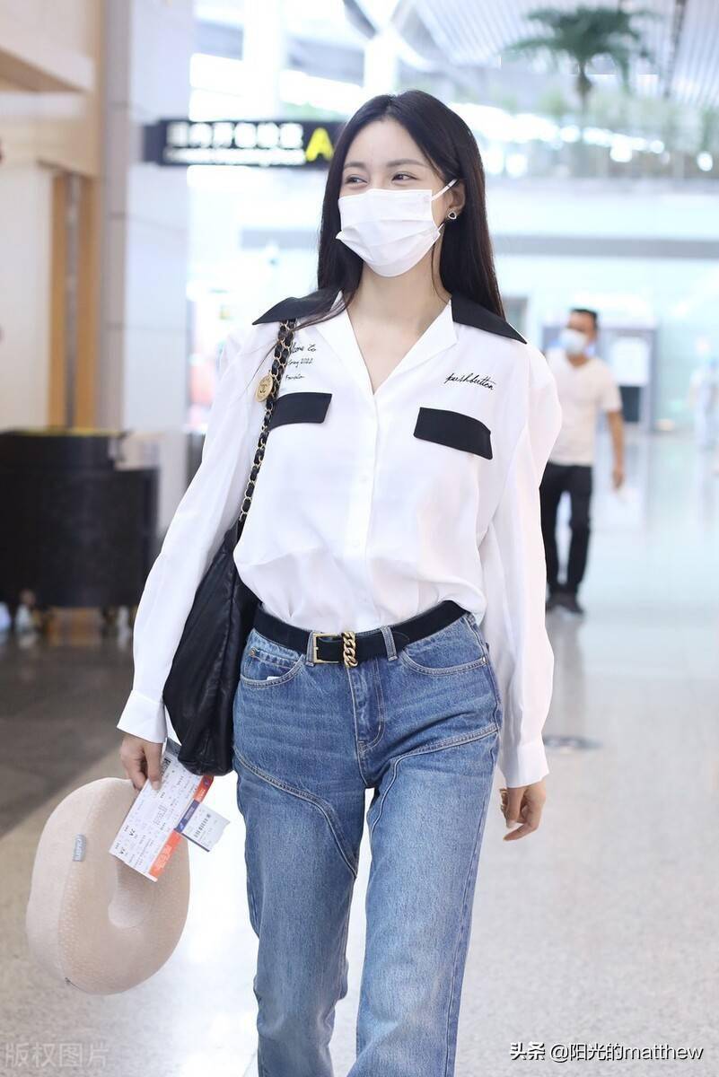 沈梦辰穿白衬衣搭牛仔裤现身机场,笑容灿烂气质俱佳_北京_状态_沈梦辰