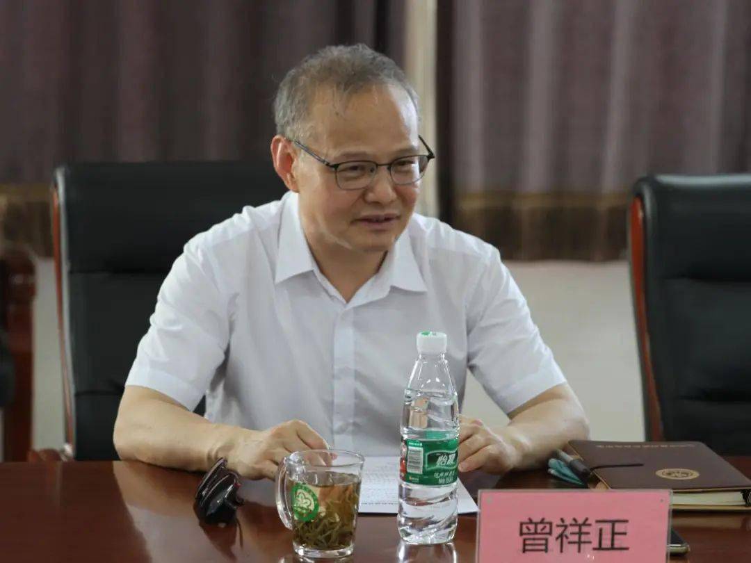 区教委主任曾祥正到梨园学校调研,强调要统筹假期休息与学习工作,深入