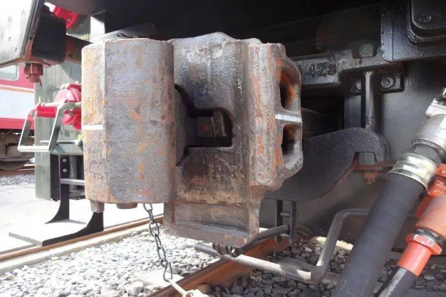 钩锁铁靠自重落下卡住钩舌车钩进入锁闭状态此时连挂就完成了小科普