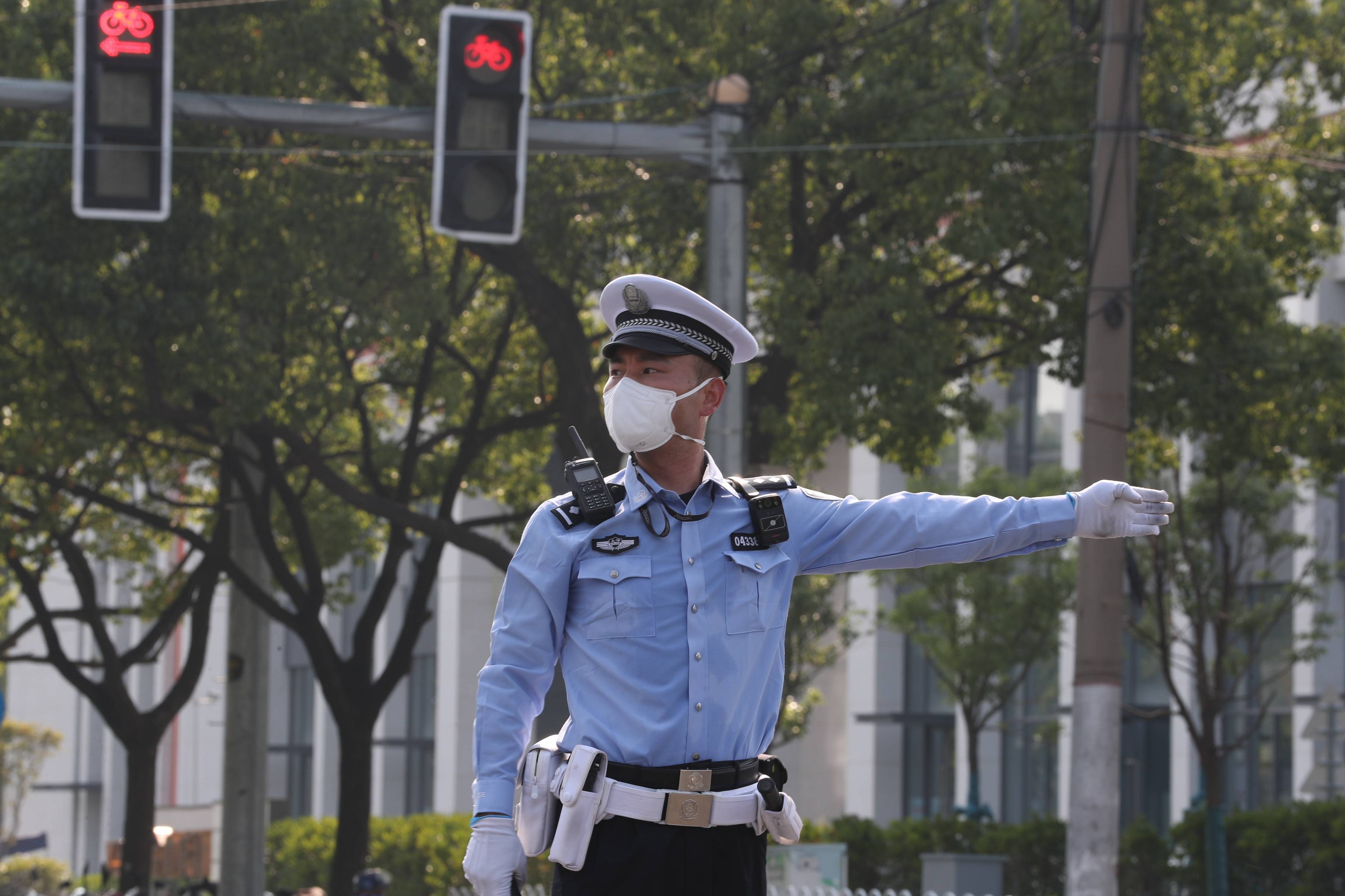 高温下他们穿戴整齐坚守路口,有人摘下双层手套手掌都已泡皱_张晓波