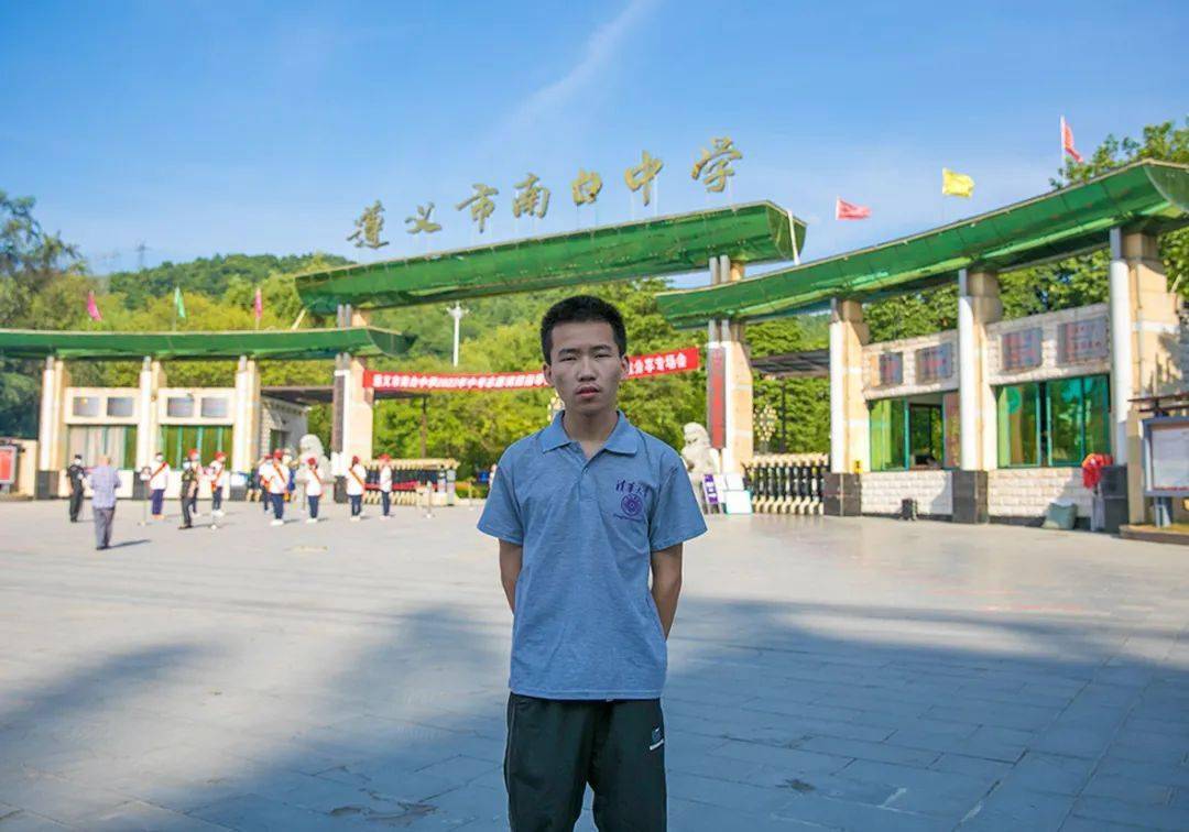 朱安东教授将清华大学录取通知书送达贵州遵义南白中学张贤明同学手中