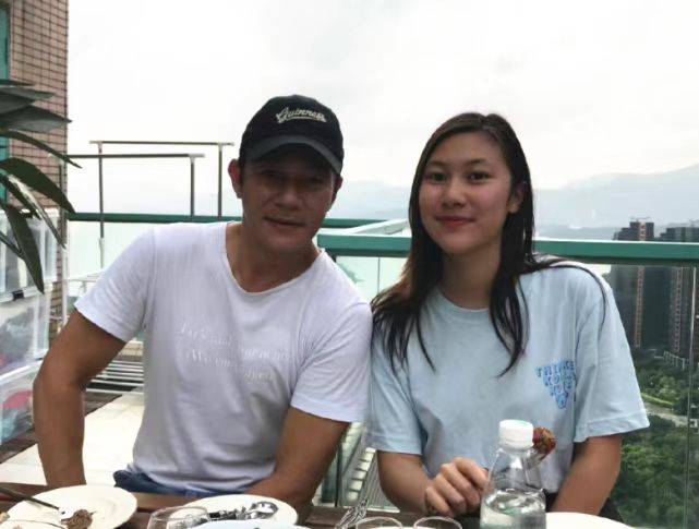 57岁影帝张兆辉为女庆生女儿五官神似父亲高颜值被称为李嘉欣钟嘉欣