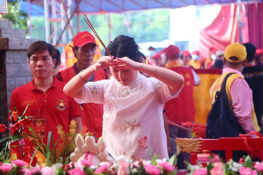 现场盛况潮阳西胪百人大团前往湄洲祖庙壮缵香火