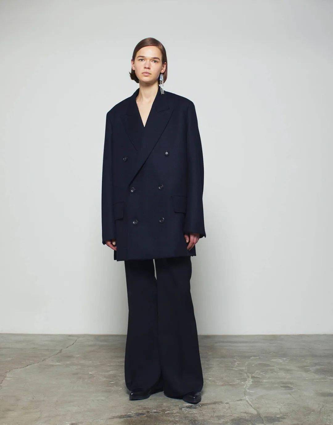 时尚界的迷你大亨是 10 岁的百万富翁,18 岁时控制了 dualstar,这家