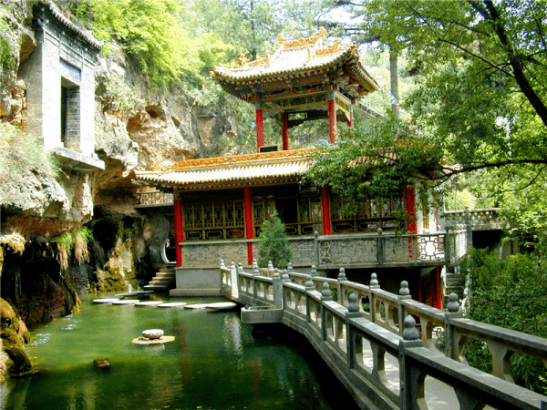 谷,西臺,東臺,芮川四個景區,有蓮臺曉日,瀑珠聽雨,高塬秋風,湫池霖雨