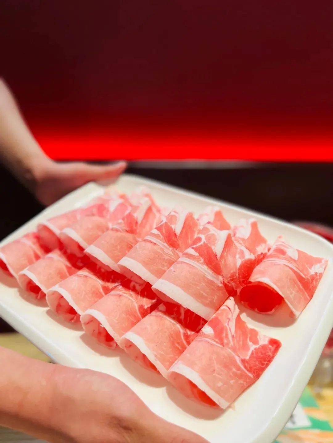 全程可见,看得见的品质好肉按照羊肉的肌肉纹路新鲜的手切摆盘东门口