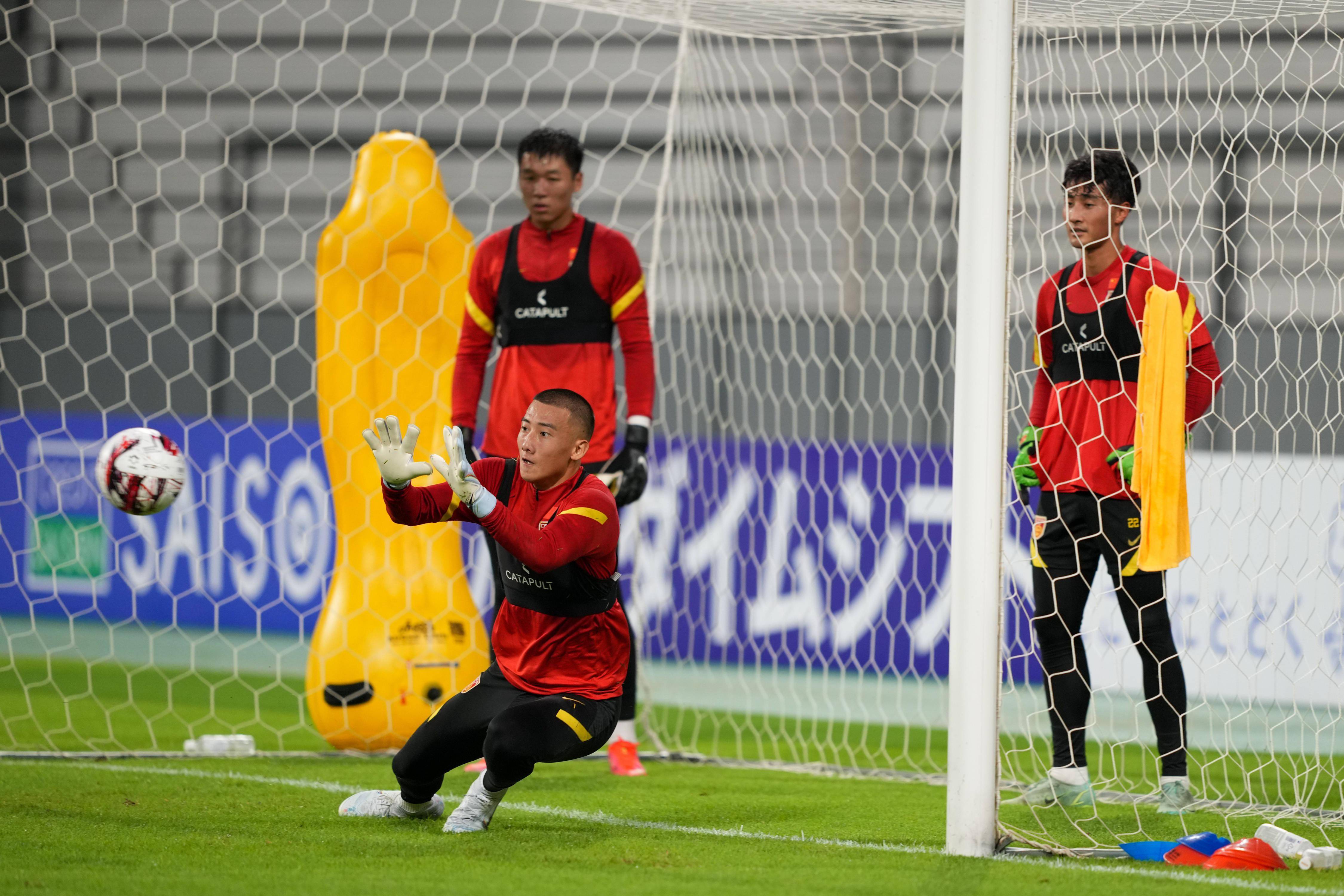 足球——东亚杯:中国男足选拔队赛前训练_新华社_丰田_进行