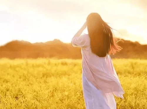 水到绝处是风景,人到绝境是重生.生命必须要有裂缝,阳光才能照进来.