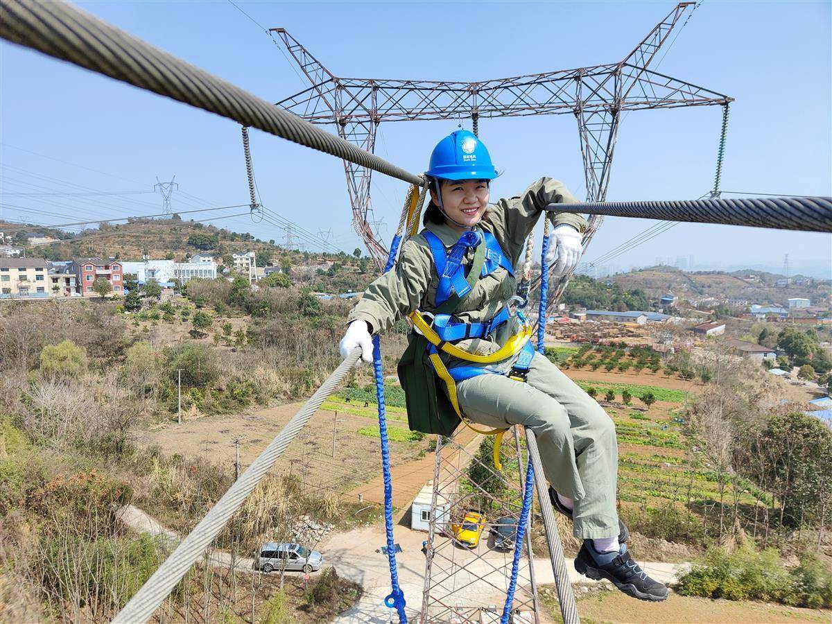 央视聚焦宜昌90后高空走线女工史明君_工作_节目_电力