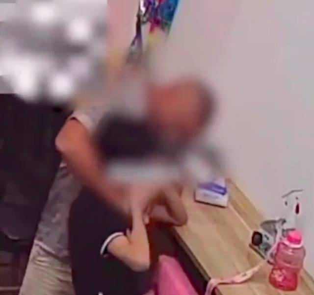 警方通报“女童在奶茶店遭男子猥亵”：与其母亲系朋友关系，先后三次猥亵女童