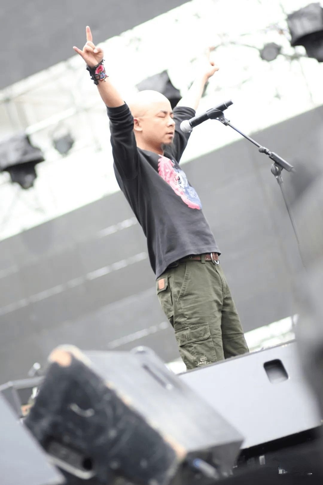 除了主唱老爆,暴露乐队还有鼓手杨兴文,吉他涂亚波,刘奇,贝斯杨剑东.