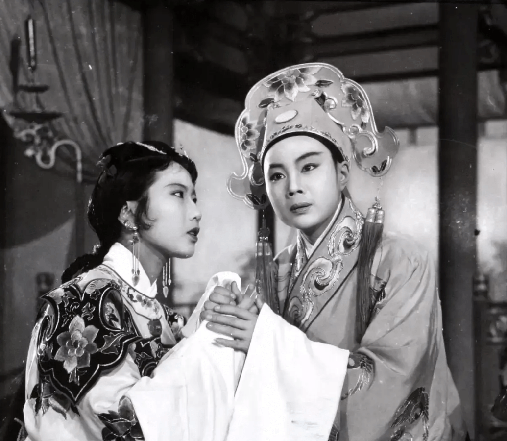 越剧电影多了化蝶的场景,缠绵悱恻.