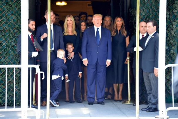 "她的儿子埃里克·特朗普在教堂发表演讲时说道,"她是美国梦的化身