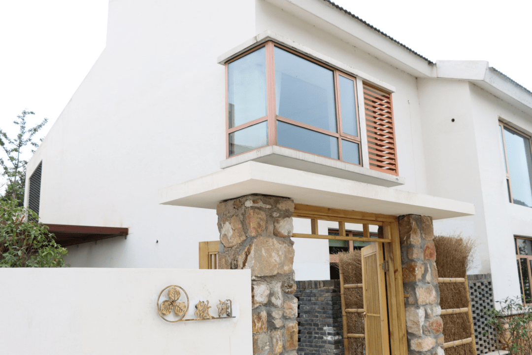 结合佘村七古文化,佘村民宿群中的七栋建筑分别命名为青木(喻古柏),花