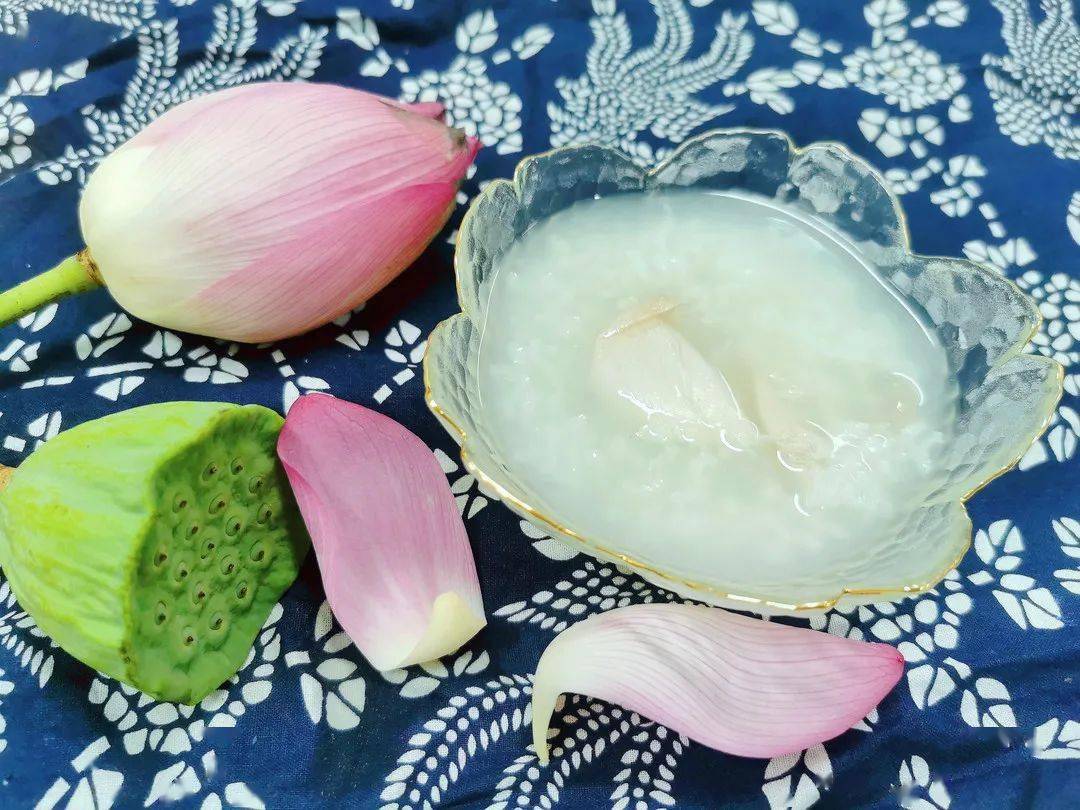 湾一带是水乡,因为荷花较多,大家都喜欢做一道夏季里的美食:荷花粥