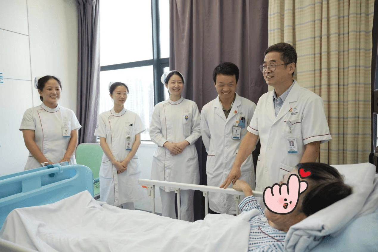 家人陪他去附近医院看急诊,做了心电图和b超,检查结果疑似肝内脂肪瘤