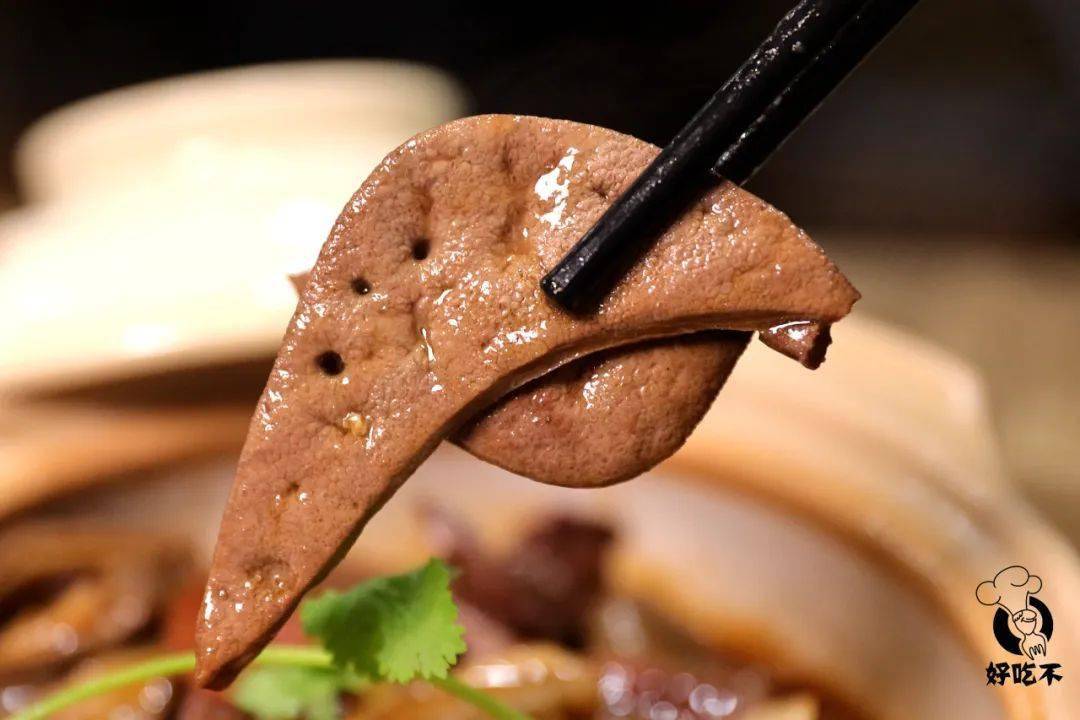 猪肝和猪腰入口鲜嫩,不老不柴;猪肚软嫩中带着点嚼劲;里面还加了腊肠