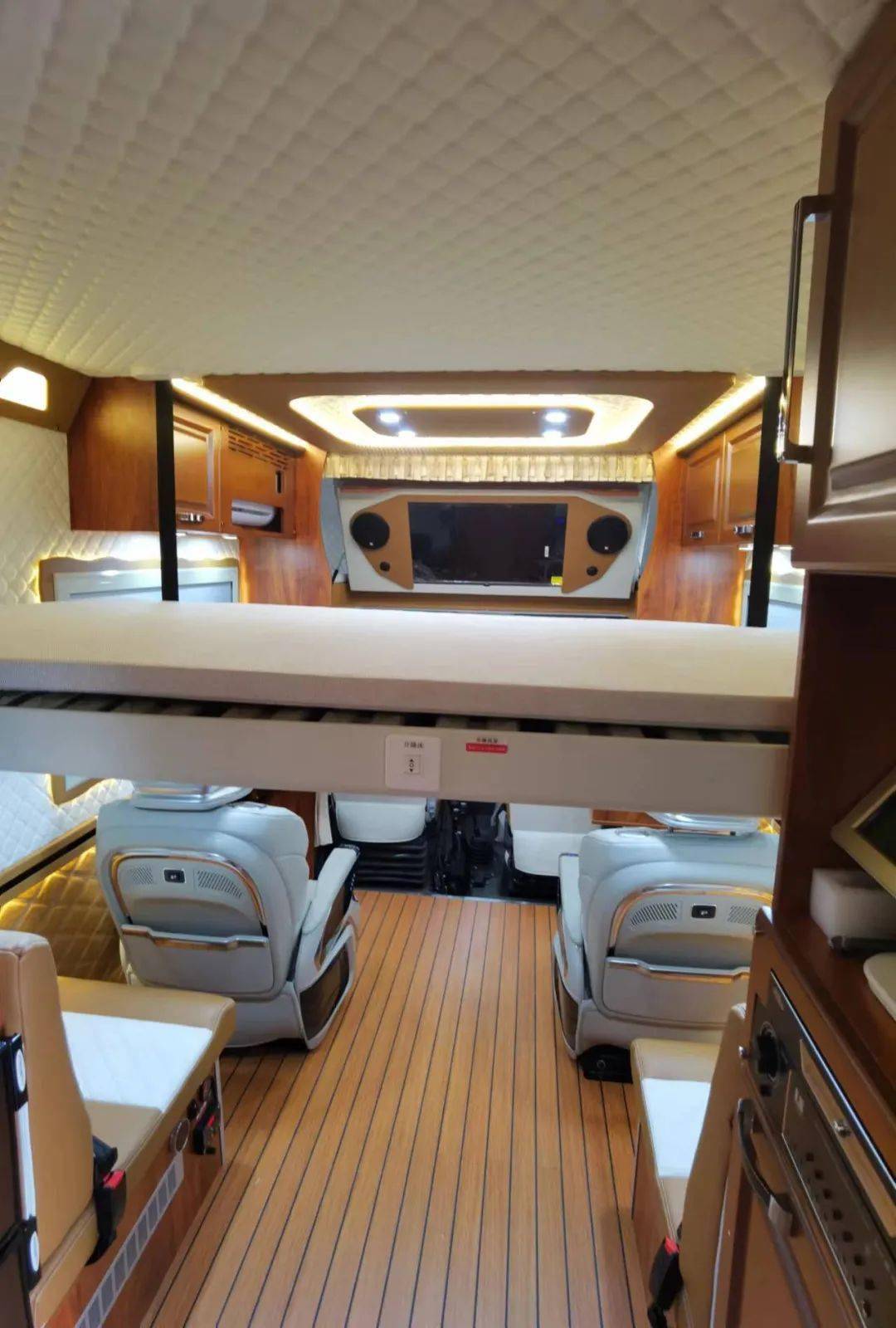中恒依维柯2046四驱越野房车空间质感享受配有航空座椅升降吊床ktv点
