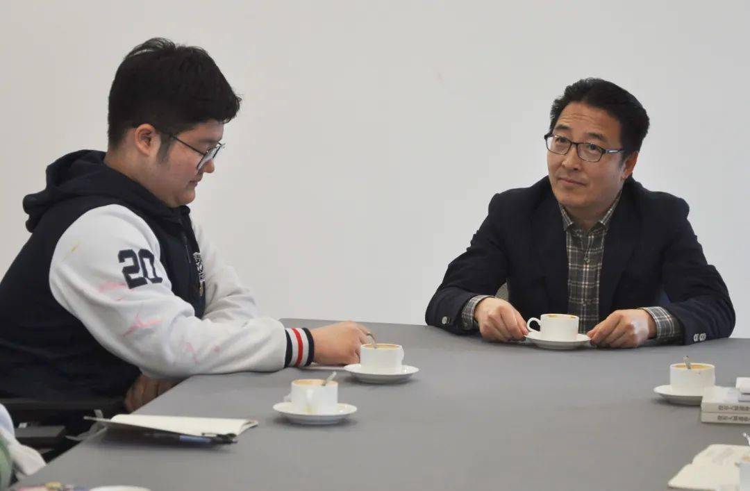 与大兴一中校长王宁共坐咖啡厅