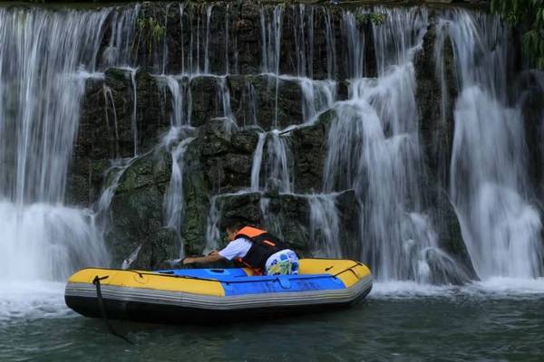 激流勇进！普定黔山秀水景区漂流受游客青睐