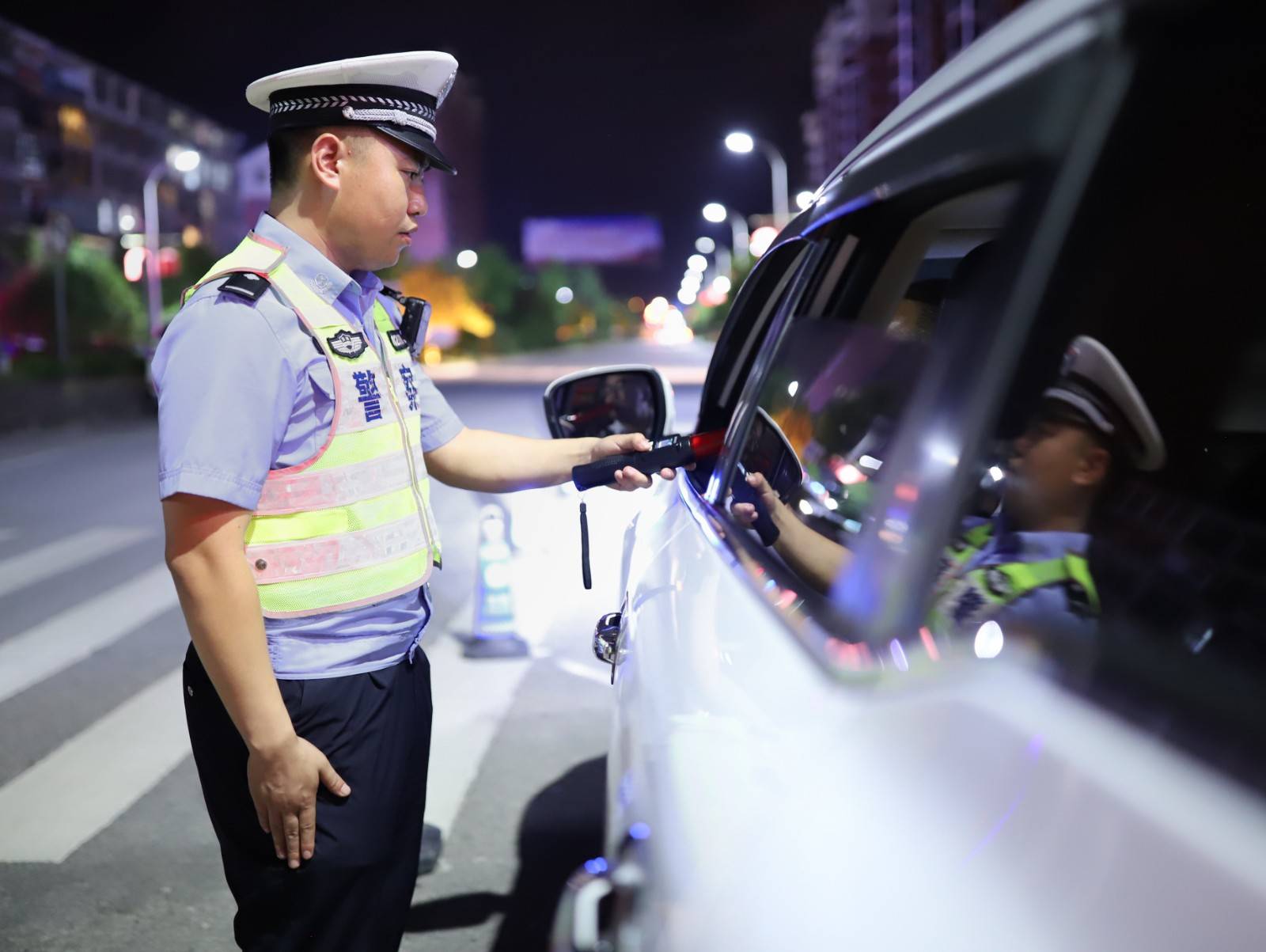 丹寨县交警大队开展夏季治安打击整治夜间临查临检统一行动